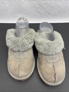 Ugg slippers women’s SZ 6, box 48